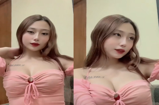 Thân mật lén với bạn thân người yêu cạnh cửa chính
